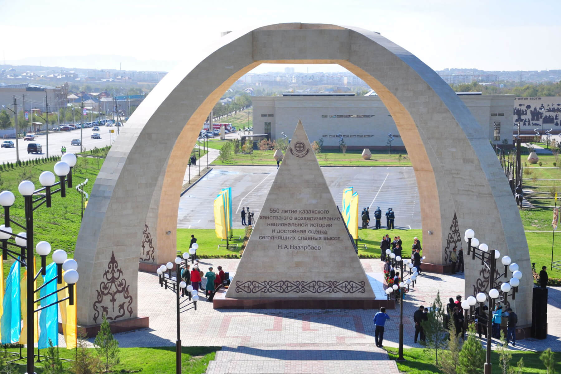 Шымкент тараз. Монумент Байдибек би Шымкент. Шымкент парк независимости. Шымкент памятник Байдибек би. Южный Казахстан Шымкент.